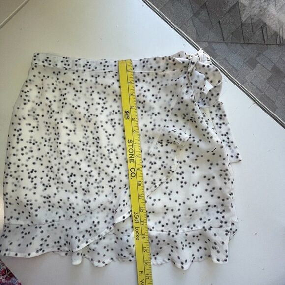 Nasty Gal White Silky Wrap‎ Mini Skirt with Black and Gray Starbursts - 4 - Picture 10 of 12